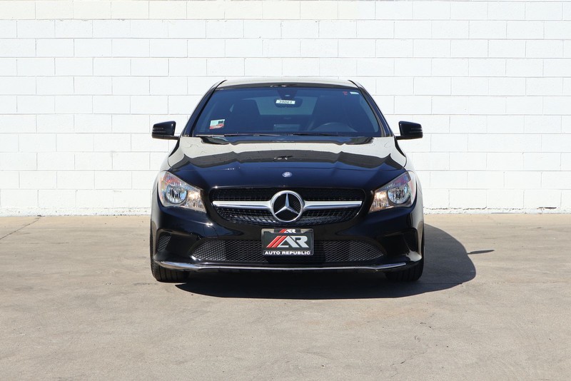 Mercedes-Benz CLA 250 Vehicle Full-screen Gallery Image 02