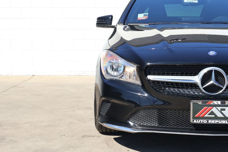 Mercedes-Benz CLA 250 Vehicle Full-screen Gallery Image 03