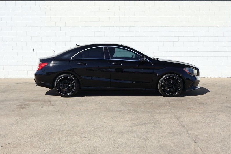 Mercedes-Benz CLA 250 Vehicle Full-screen Gallery Image 04