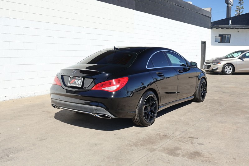 Mercedes-Benz CLA 250 Vehicle Full-screen Gallery Image 05