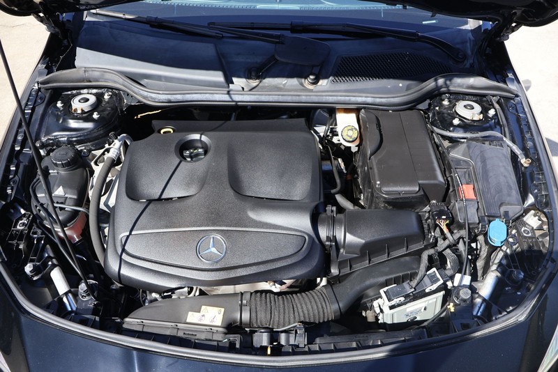 Mercedes-Benz CLA 250 Vehicle Full-screen Gallery Image 11