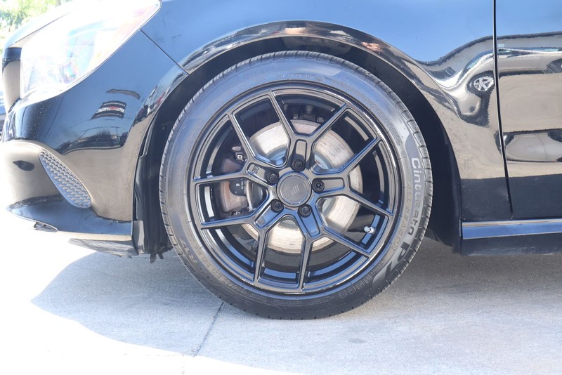 Mercedes-Benz CLA 250 Vehicle Full-screen Gallery Image 12