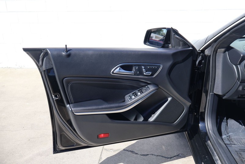 Mercedes-Benz CLA 250 Vehicle Full-screen Gallery Image 13