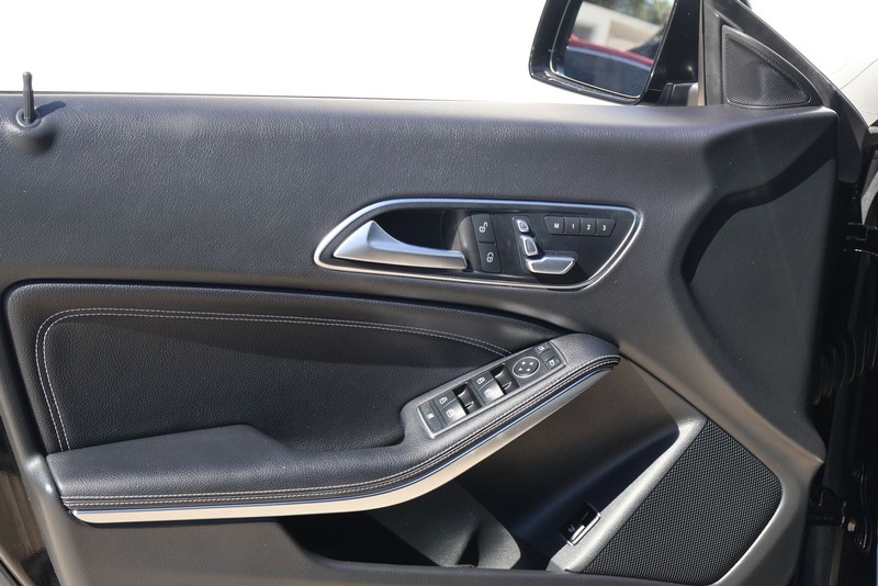 Mercedes-Benz CLA 250 Vehicle Full-screen Gallery Image 14