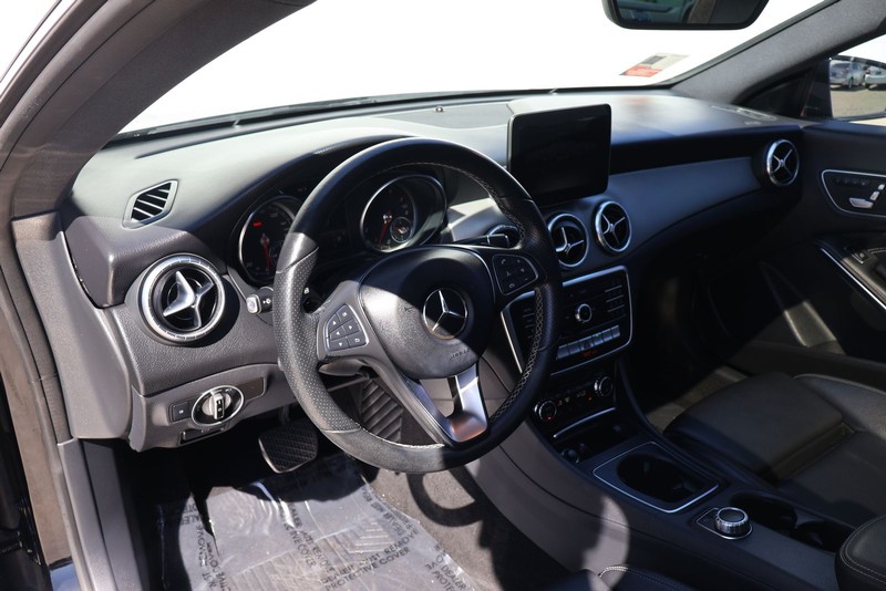 Mercedes-Benz CLA 250 Vehicle Full-screen Gallery Image 15