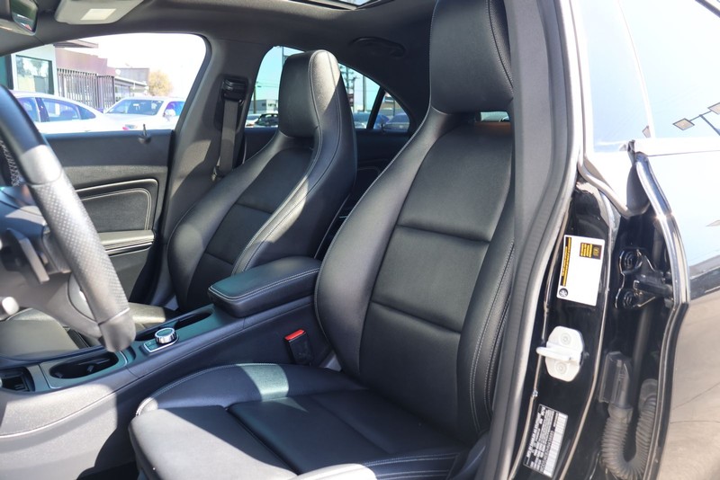 Mercedes-Benz CLA 250 Vehicle Full-screen Gallery Image 16