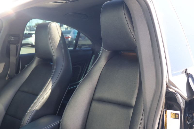 Mercedes-Benz CLA 250 Vehicle Full-screen Gallery Image 17