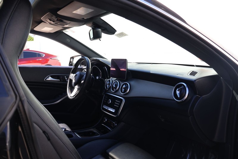 Mercedes-Benz CLA 250 Vehicle Full-screen Gallery Image 18