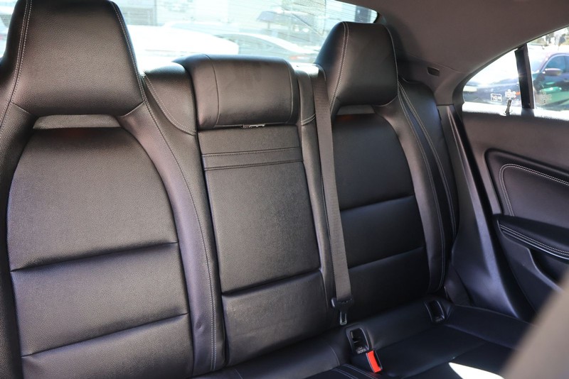 Mercedes-Benz CLA 250 Vehicle Full-screen Gallery Image 20