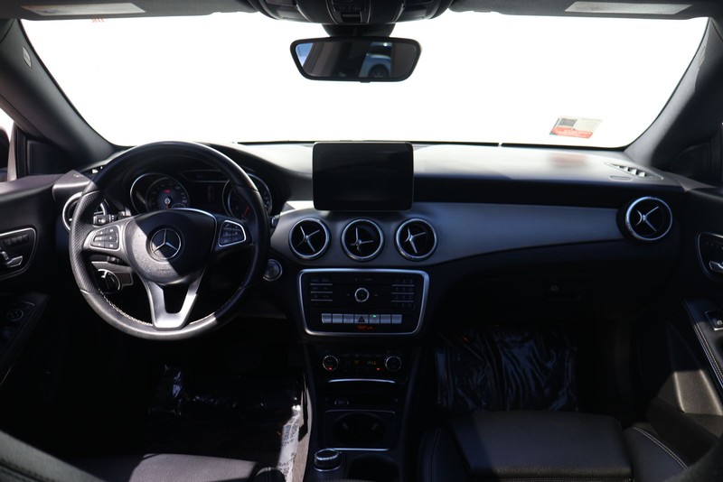 Mercedes-Benz CLA 250 Vehicle Full-screen Gallery Image 21