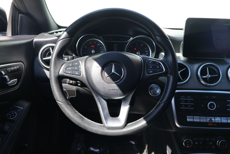 Mercedes-Benz CLA 250 Vehicle Full-screen Gallery Image 23
