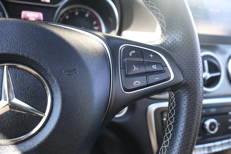 Mercedes-Benz CLA 250 Vehicle Full-screen Gallery Image 25