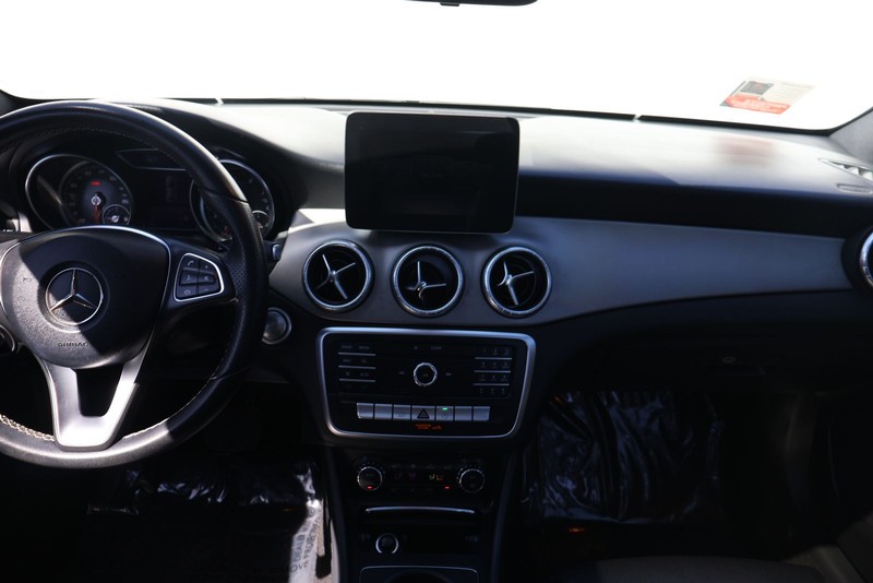 Mercedes-Benz CLA 250 Vehicle Full-screen Gallery Image 27