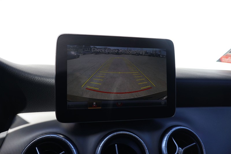 Mercedes-Benz CLA 250 Vehicle Full-screen Gallery Image 29