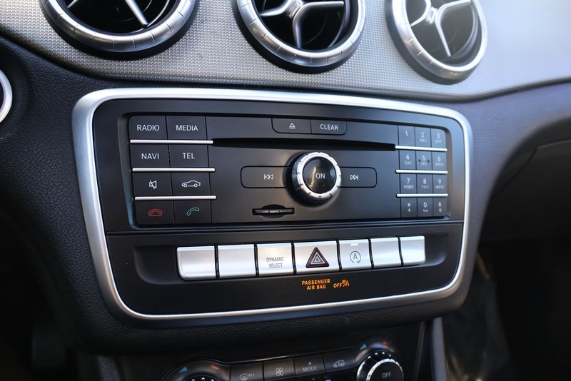 Mercedes-Benz CLA 250 Vehicle Full-screen Gallery Image 31