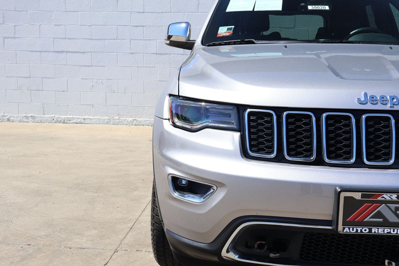 Jeep Grand Cherokee Vehicle Full-screen Gallery Image 03