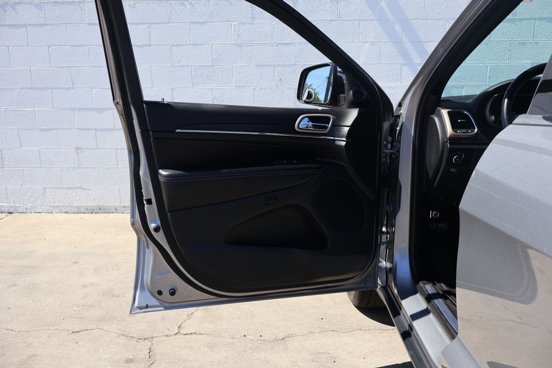 Jeep Grand Cherokee Vehicle Full-screen Gallery Image 15