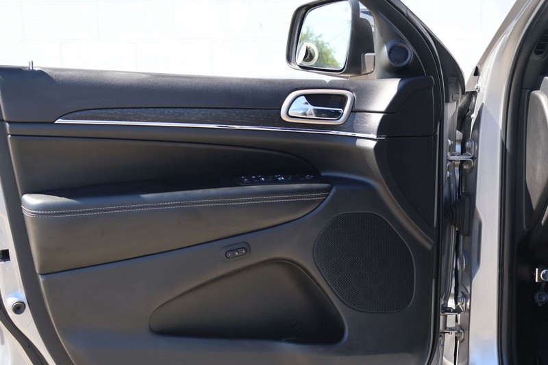 Jeep Grand Cherokee Vehicle Full-screen Gallery Image 16