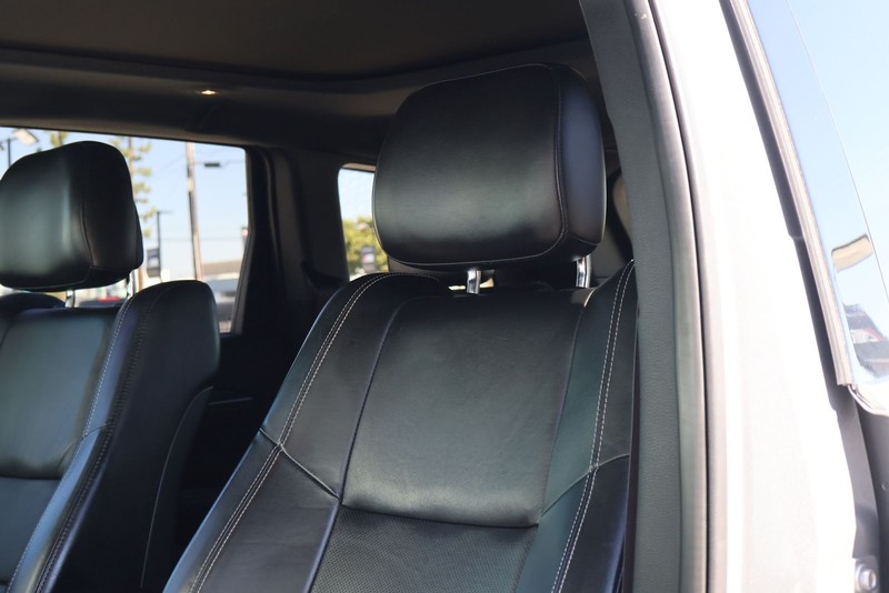 Jeep Grand Cherokee Vehicle Full-screen Gallery Image 19