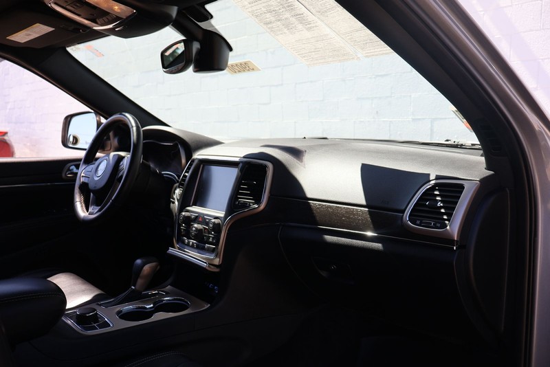 Jeep Grand Cherokee Vehicle Full-screen Gallery Image 20