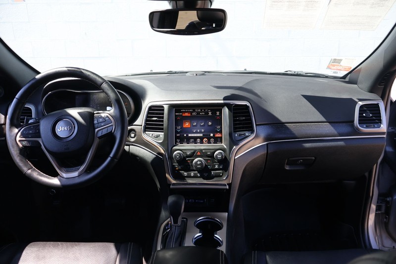 Jeep Grand Cherokee Vehicle Full-screen Gallery Image 24