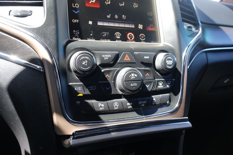 Jeep Grand Cherokee Vehicle Full-screen Gallery Image 32