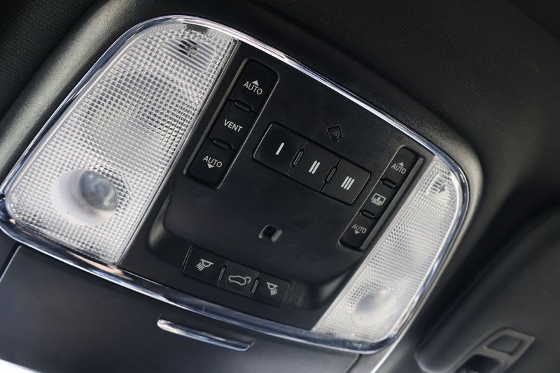 Jeep Grand Cherokee Vehicle Full-screen Gallery Image 35