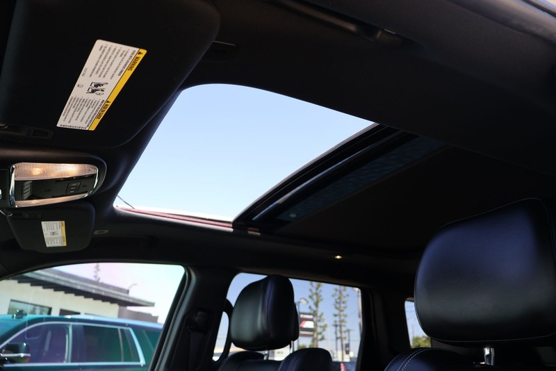 Jeep Grand Cherokee Vehicle Full-screen Gallery Image 36