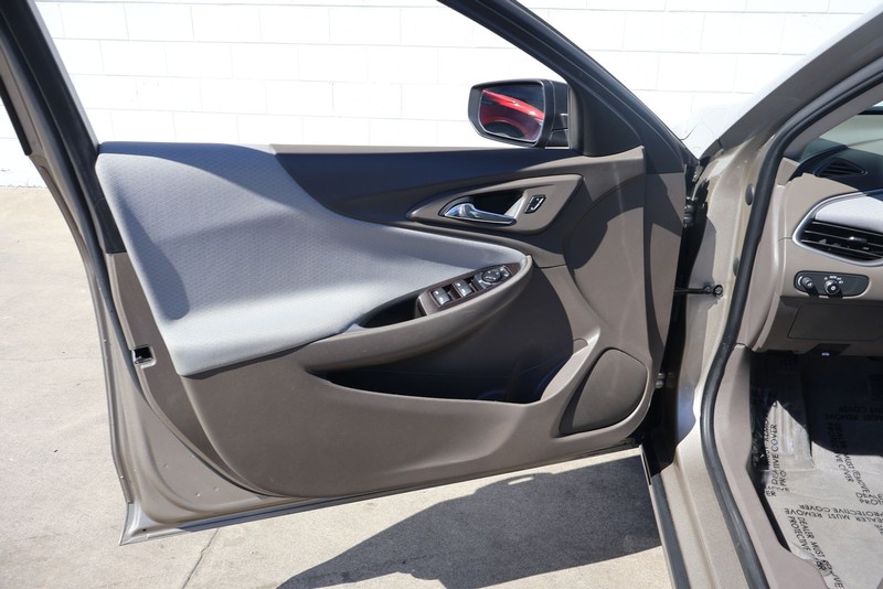 Chevrolet Malibu Vehicle Full-screen Gallery Image 14