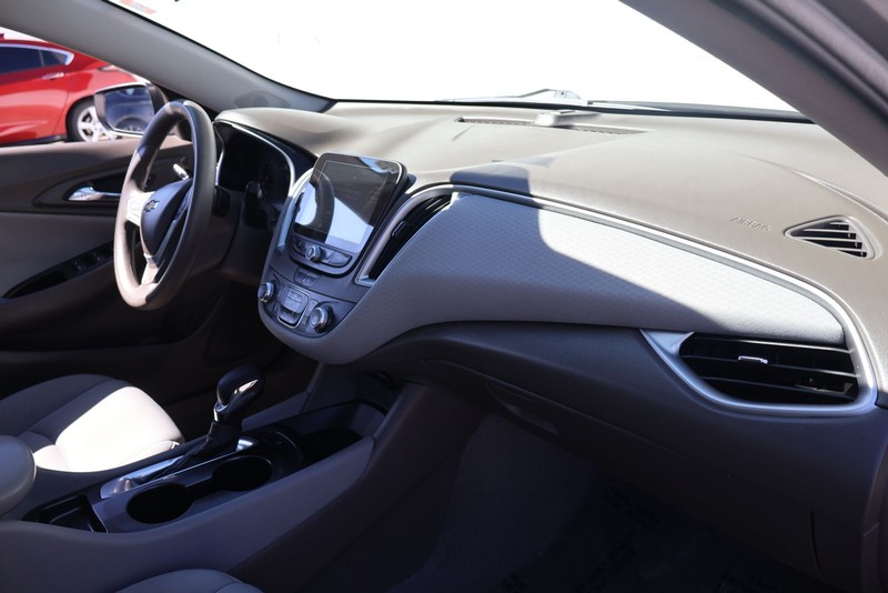 Chevrolet Malibu Vehicle Full-screen Gallery Image 19