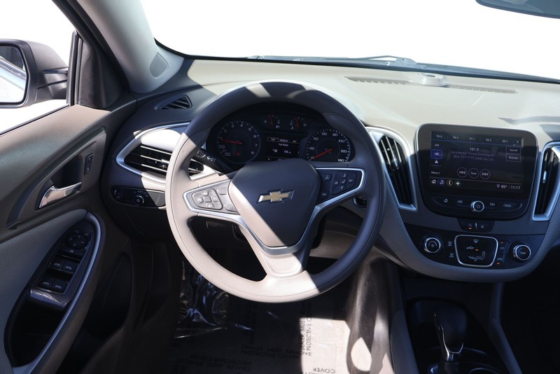 Chevrolet Malibu Vehicle Full-screen Gallery Image 24