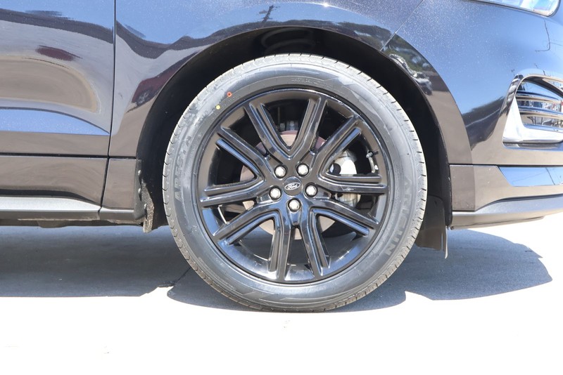 Ford Edge Vehicle Full-screen Gallery Image 12