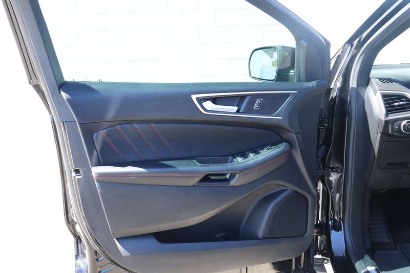 Ford Edge Vehicle Full-screen Gallery Image 13