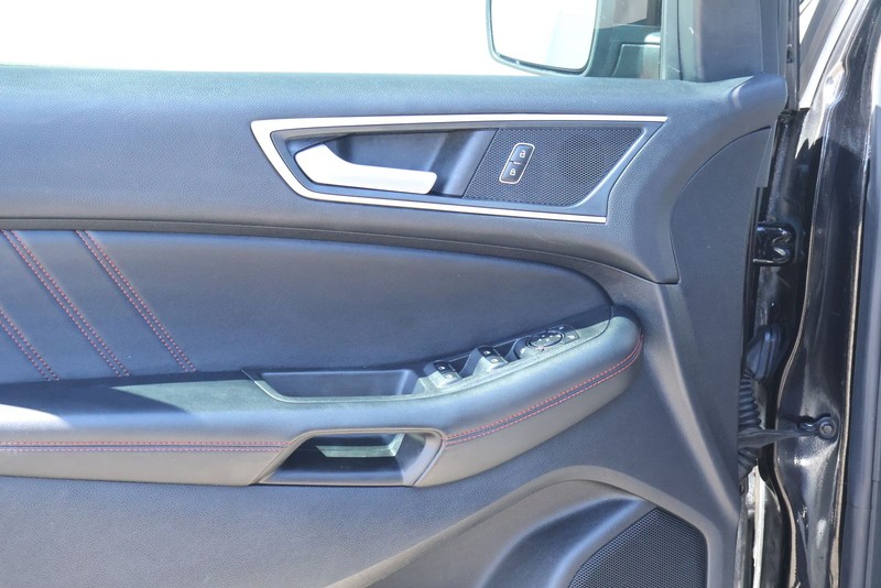 Ford Edge Vehicle Full-screen Gallery Image 14