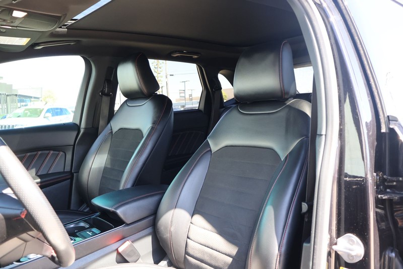 Ford Edge Vehicle Full-screen Gallery Image 16