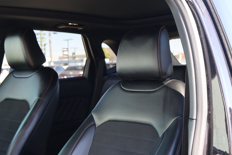 Ford Edge Vehicle Full-screen Gallery Image 17