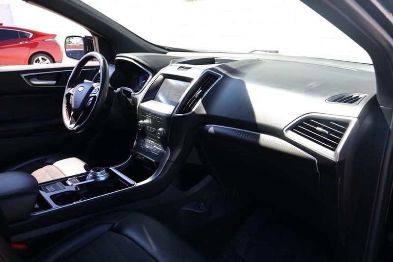 Ford Edge Vehicle Full-screen Gallery Image 18