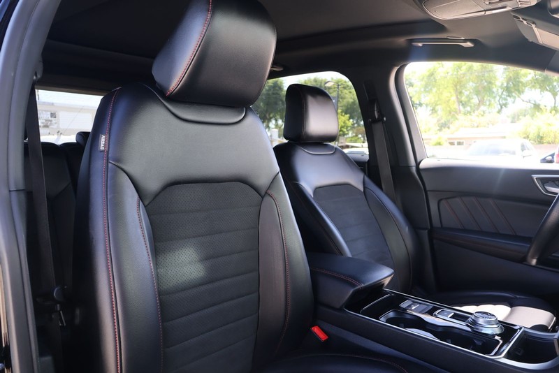 Ford Edge Vehicle Full-screen Gallery Image 19