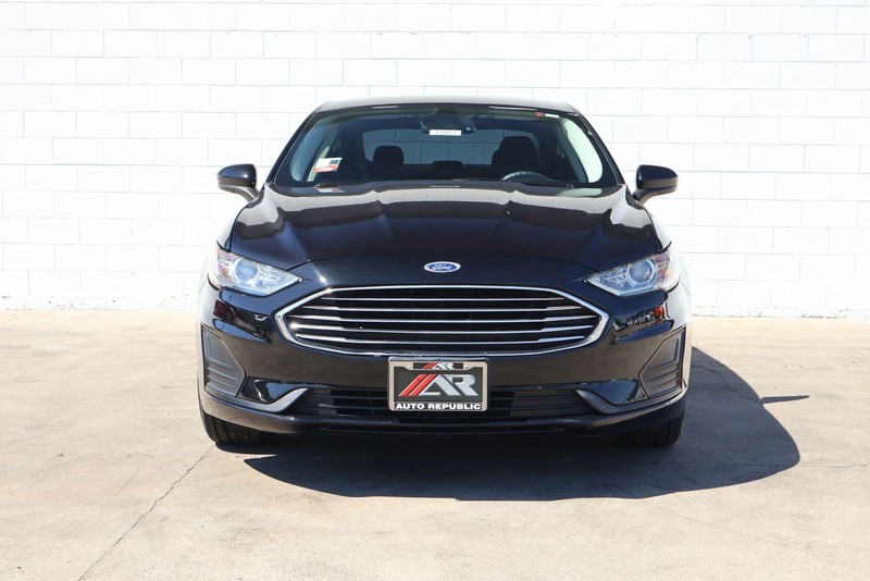 Ford Fusion Vehicle Full-screen Gallery Image 02