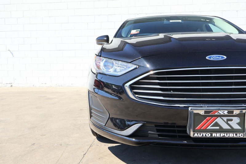 Ford Fusion Vehicle Full-screen Gallery Image 03