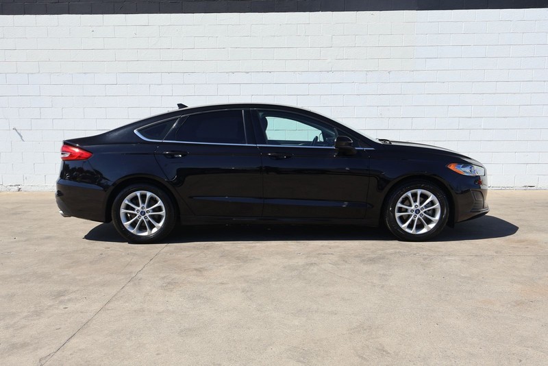 Ford Fusion Vehicle Full-screen Gallery Image 04