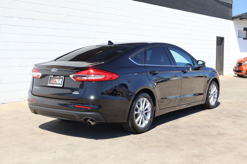 Ford Fusion Vehicle Full-screen Gallery Image 05