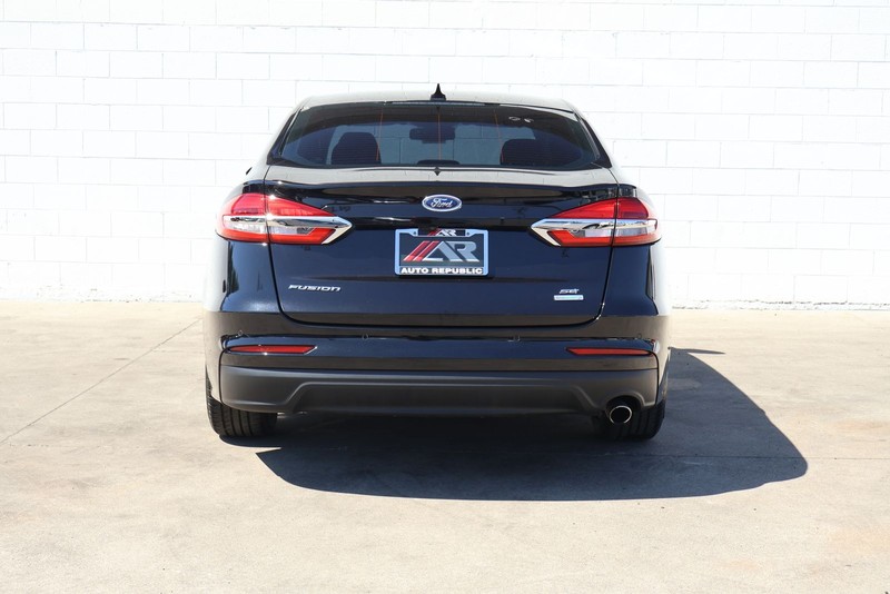 Ford Fusion Vehicle Full-screen Gallery Image 06