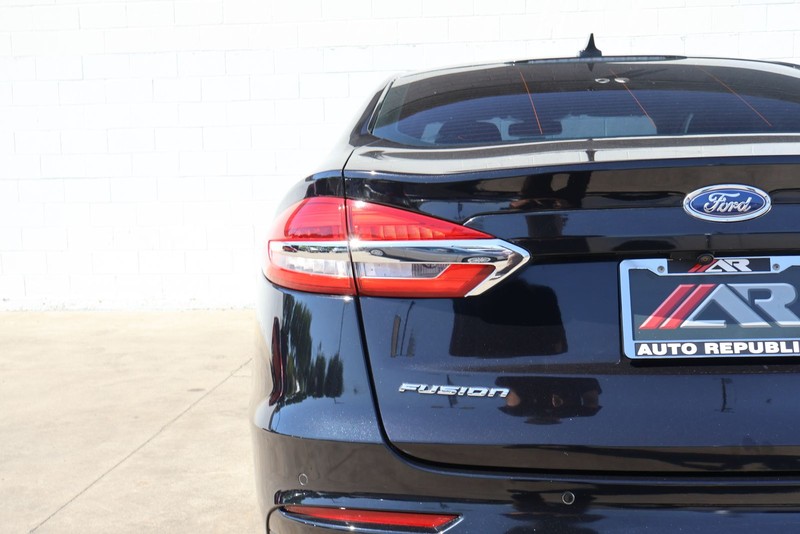 Ford Fusion Vehicle Full-screen Gallery Image 07