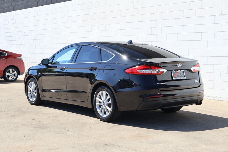 Ford Fusion Vehicle Full-screen Gallery Image 09