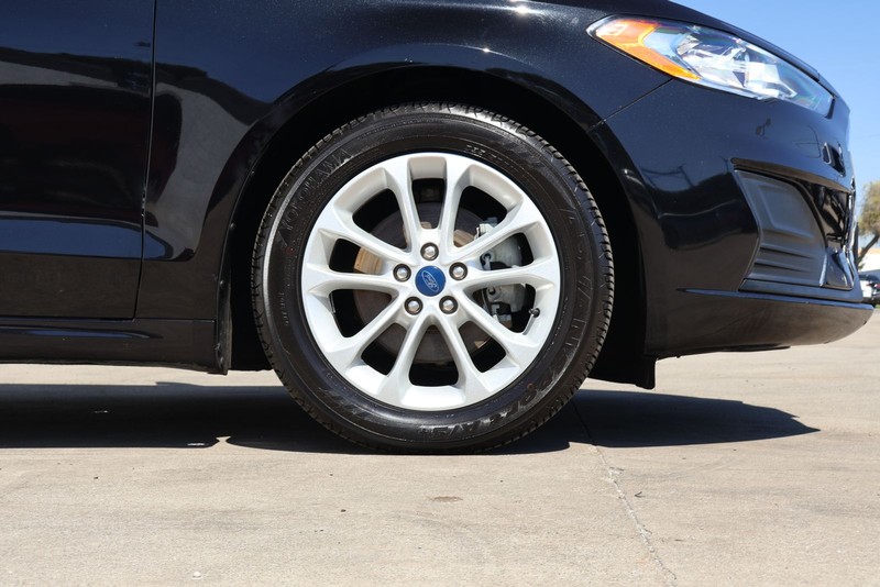 Ford Fusion Vehicle Full-screen Gallery Image 13