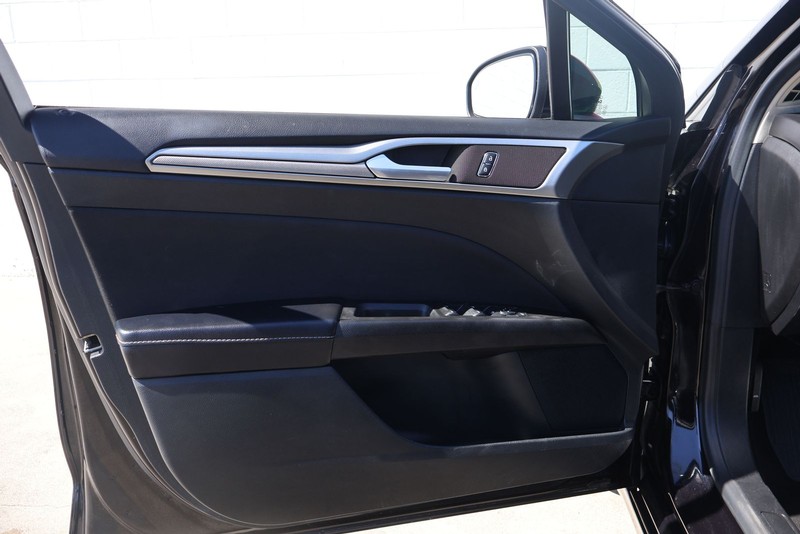 Ford Fusion Vehicle Full-screen Gallery Image 14