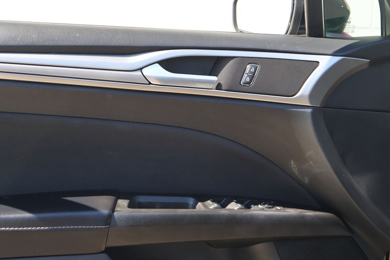 Ford Fusion Vehicle Full-screen Gallery Image 15