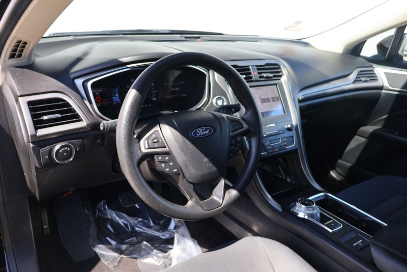 Ford Fusion Vehicle Full-screen Gallery Image 16