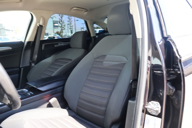 Ford Fusion Vehicle Full-screen Gallery Image 17